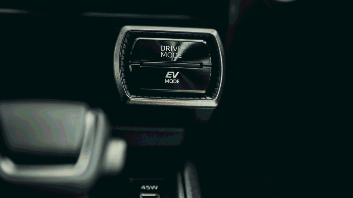 Six Driving Modes (Sport / Normal / Eco / Trail / Snow / EV Mode)